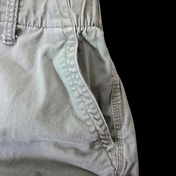 Old Navy Women's Olive Shorts Size Med - Picture 2 of 6
